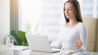 Serangan Panik di Kantor Muncul Jelang Weekend? Ini Cara Atasinya
