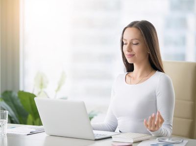 Serangan Panik di Kantor Muncul Jelang Weekend? Ini Cara Atasinya