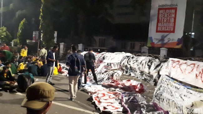 Jelang Tengah Malam, Mahasiswa Masih Bertahan di Depan Istana Jelang Tengah Malam, Mahasiswa Masih Bertahan di Depan Istana