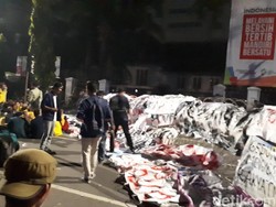 Jelang Tengah Malam, Mahasiswa Masih Bertahan di Depan Istana