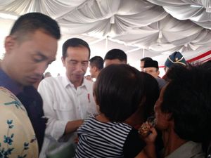 Bagikan Ribuan Sertifikat Tanah, Jokowi: Demen? Cemoh?