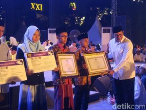 Menag Bagikan 20.056 KIP Santri di Semarang