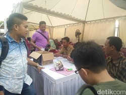 Cerita Penjaga Stan e-KTP di TMII: Kena Semprot hingga Begadang