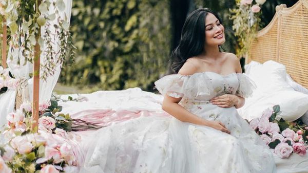 Foto-foto Kehamilan Titi Kamal: Seperti Bidadari