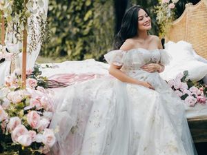 Foto-foto Kehamilan Titi Kamal: Seperti Bidadari