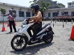 Sambut Hari Santri, Polisi Latih Santri Uji Praktik Pengurusan SIM