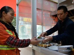 Hebat! Gerai Mie Ini Sudah Beri Lebih dari 20.000 Sarapan Gratis untuk Tukang Sapu Jalanan