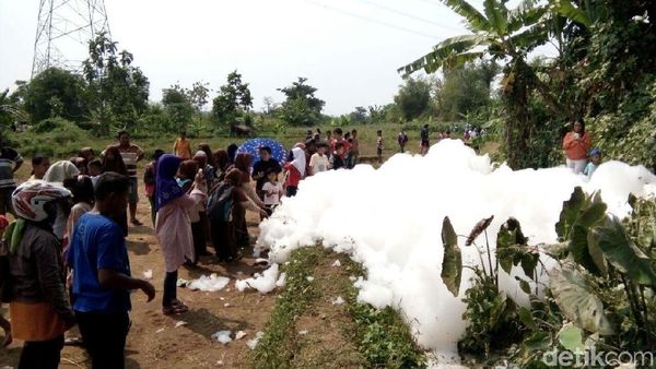 Foto: Gelembung Busa Raksasa di Jepara yang Bikin Penasaran