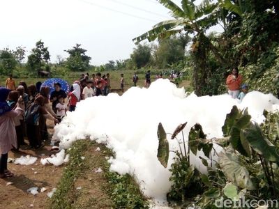 Foto: Gelembung Busa Raksasa di Jepara yang Bikin Penasaran