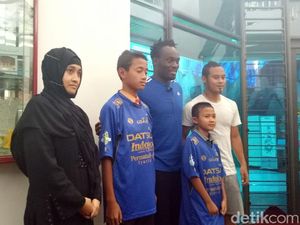 Pelatih dan Pemain Persib Takziah ke Rumah Choirul Huda
