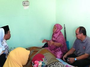 Guru Dasrul Alami Kecelakaan Saat Berangkat Mengajar Guru Dasrul Alami Kecelakaan Saat Berangkat Mengajar