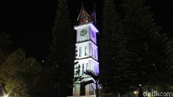 Foto: Jam Gadang Bukittinggi yang Juga Cantik di Malam Hari