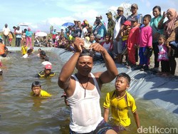 Asyiknya Weekend! Ramai-ramai Gogoh Iwak di Pantai Purworejo