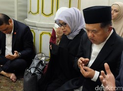 Sebelum Umrah, JK Salat dan Ziarah ke Makam Rasulullah SAW