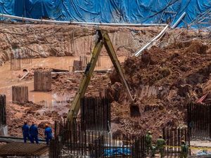 Foto: Proses Pencarian Korban Longsor di Penang Malaysia