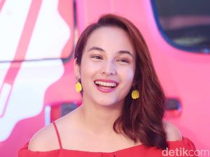 Lagi Kasmaran Nih... Chelsea Islan Tampil Merah Merona