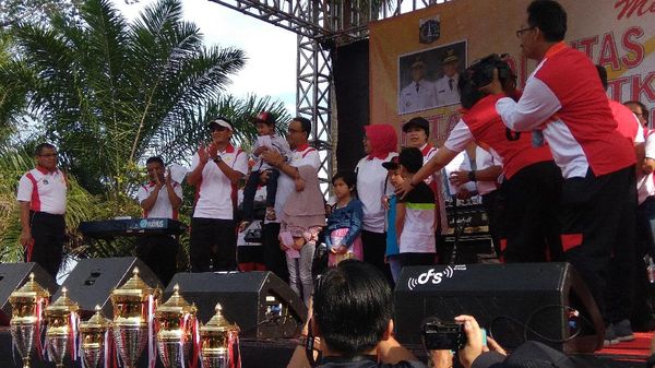 Kompaknya Anies-Sandi dan Ribuan PNS DKI Saat Tea Walk di Puncak