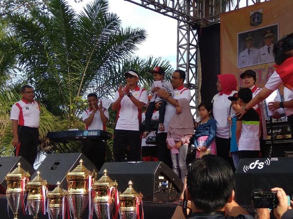 Kompaknya Anies-Sandi dan Ribuan PNS DKI Saat Tea Walk di Puncak