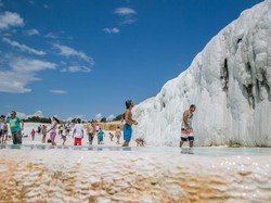 Apa Rasanya Pemandian Lumpur Putih Seperti Salju?