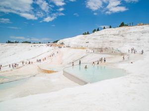 Foto: Pemandian Turki yang Penuh Lumpur Putih Seperti Salju