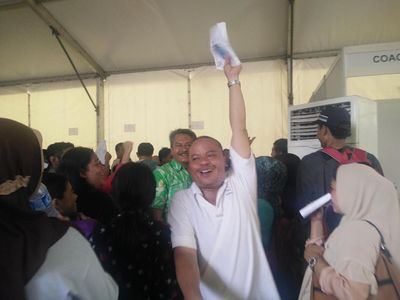 Foto: Ekspresi Warga Dapat e-KTP Usai Antre di TMII