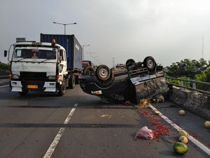 Pikap Muatan Sayur Terguling di Tol Tanjung Priok, Macet 4 Km