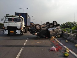 Pikap Muatan Sayur Terguling di Tol Tanjung Priok, Macet 4 Km