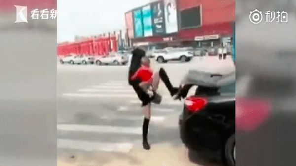 Penampakan Ibu-ibu Muda Anti Mainstream, Menutup Pintu Bagasi Pakai Kaki