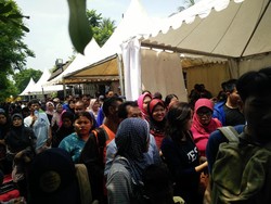 Panas Terik, Warga Masih Membeludak Antre e-KTP di TMII