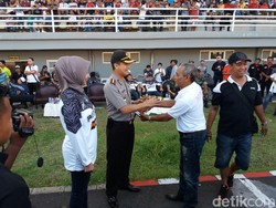 Kapolres Jember Diberi Penghargaan Suporter Persid