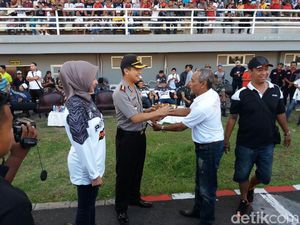 Kapolres Jember Diberi Penghargaan Suporter Persid Kapolres Jember Diberi Penghargaan Suporter Persid