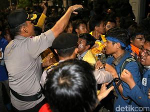 Demo di Dekat Istana, 3 Polisi dan 1 Mahasiswa Terluka