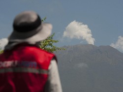 Aktivitas Gunung Agung Turun Drastis 24 Jam