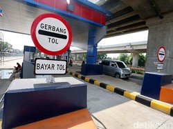 Masuk Tol Becakayu, Pemotor Ditilang Polisi
