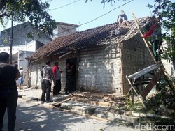 Bantu Warga Miskin, Polisi Dermawan ini dapat Dukungan Sang Istri