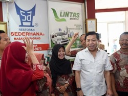 Adakan Kuis, Setnov Beri Hadiah Sarung ke Pegawai Rumah Makan