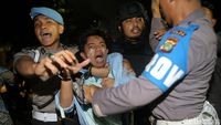 Foto: Polisi Bubarkan Aksi Mahasiswa di Depan Istana