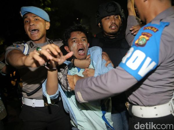 Foto: Polisi Bubarkan Aksi Mahasiswa di Depan Istana