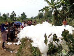 Viral Gelembung Busa Raksasa Misterius Muncul di Jepara