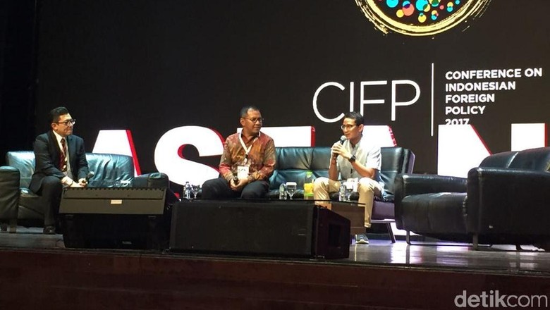 Sandiaga: Pakai Sepatu Diatur Pergub, Hebat Banget