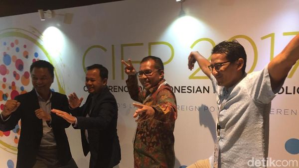 Foto: Saat Sandiaga Pose Boyband Hingga Bangau Terbang