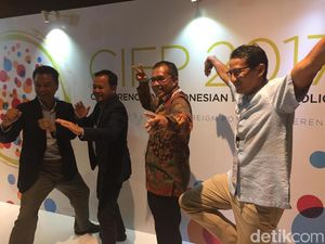 Foto: Saat Sandiaga Pose Boyband Hingga Bangau Terbang