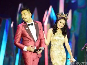 Raffi Ahmad dan Ayu Ting Ting Satu Pesawat, Pegangan Tangan di Bandara