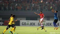 Kebuntuan Persija baru pecah setelah pertandingan berjalan 69 menit. Berawal dari umpan silang Rezaldi Hehanusa di sisi sayap kiri, Bepe mampu melepaskan tembakan first time. Bolanya menghujam deras ke gawang Semen Padang.