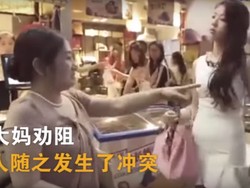 Memotong Antrean dan Berlaku Tak Sopan, Gadis Ini Dapat Tamparan Sayuran