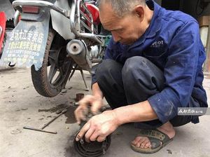 Salut, Meski Buta Pria Ini Mampu Membetulkan Motor Rusak