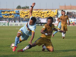 Pelatih Persib Minta Maaf ke Bobotoh Usai Kalah dari Persela