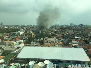 Rumah di Permukiman Padat di Mampang Terbakar, 4 Damkar Meluncur