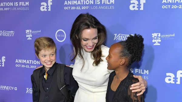 Gaya Angelina Jolie di Red Carpet Bareng Shiloh dan Zahara