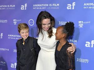 Gaya Angelina Jolie di Red Carpet Bareng Shiloh dan Zahara
